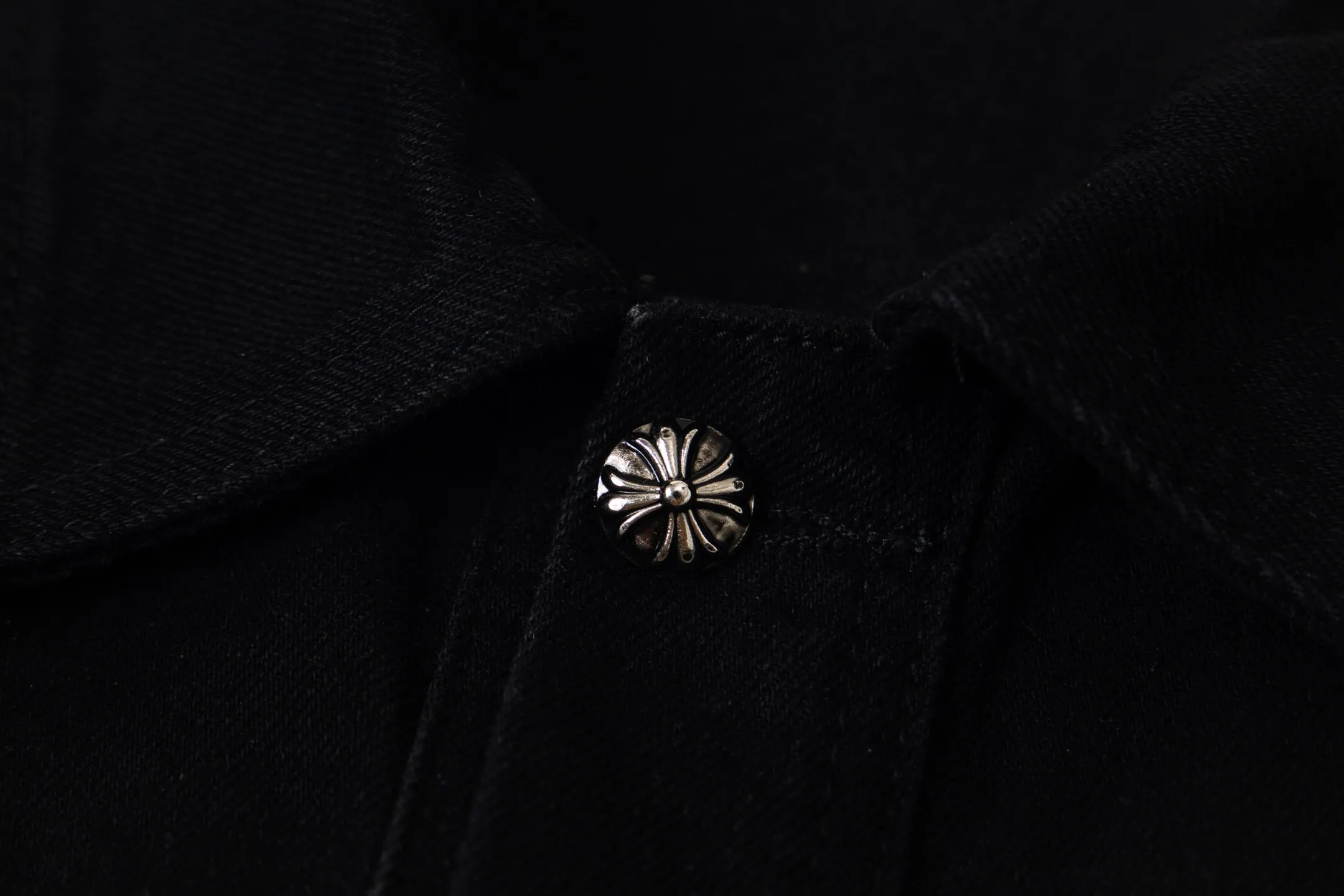 P280 Chrome Hearts Chrome Hearts heavy-duty denim jacket with rivets and multiple farts. The same model as the Internet celebrity star. The cross-printed denim jacket has a unique cross design element and is full of design. It is made of 100% denim cotton fabric with heavy coarse yarn count, which ensures a stiff and tough silhouette while being soft, comfortable and breathable. The lapel is designed with silver buttons and is full of texture. The classic white cross logo is all over the dress, making it a perfect versatile style for spring and summer! The original loose version is made of high-quality pure cotton fabrics. The fabric pattern is high-definition and delicate without burrs. It is comfortable and breathable to wear. All the buttons are molded and customized. It is casual and fashionable and can be matched with any bottoms. It can be windproof and sunproof in spring and summer. It can be worn outside in autumn and winter! Easily concave shape makes you look slimmer and taller, perfect for both men and women! Style number: 1764# Color: Black Size: S M L XL